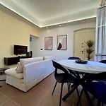 Modern - 5 Min To & Port Apartment *